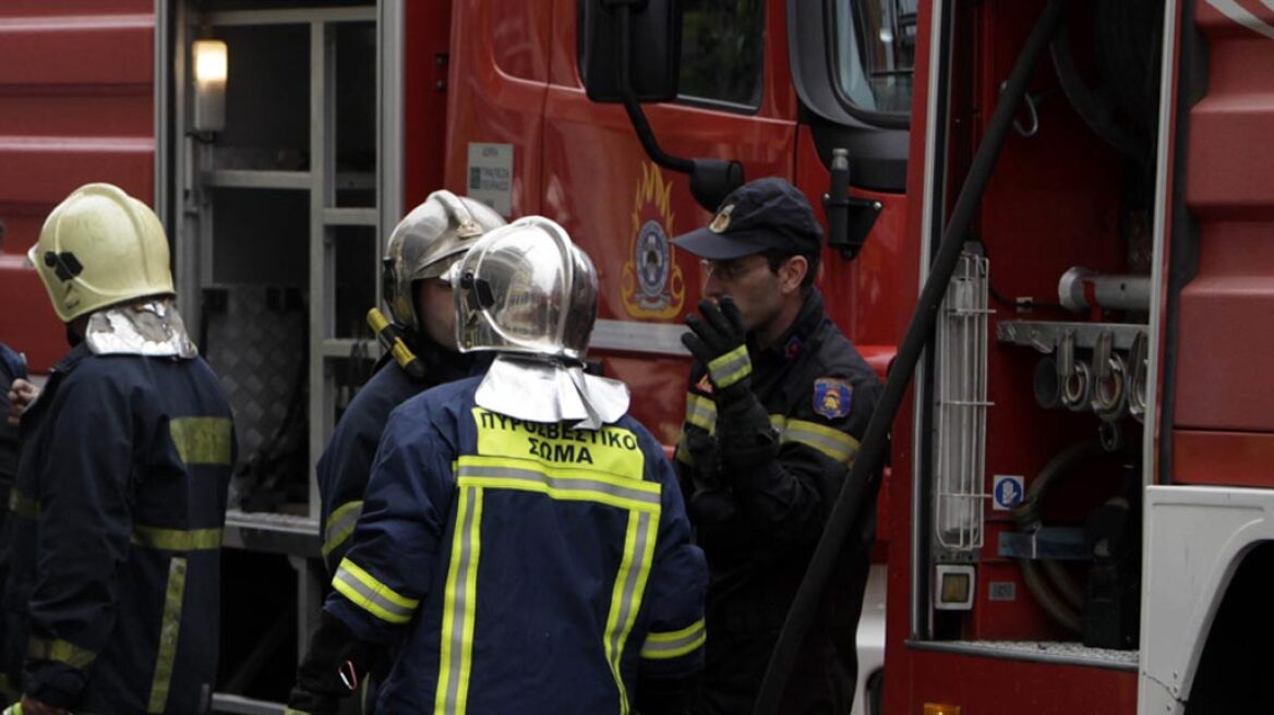 Φωτιά σε διαμέρισμα στο Περιστέρι - Σώα απεγκλωβίστηκαν δύο άτομα