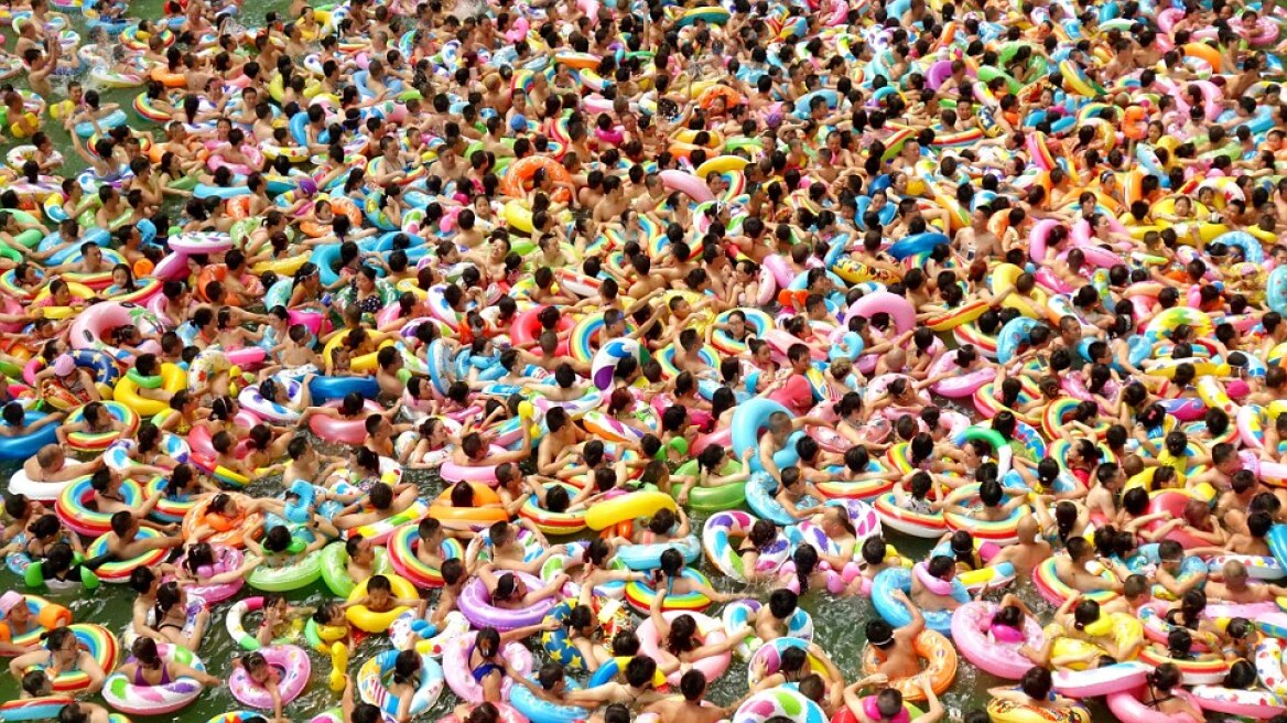 Φωτογραφίες: 6.000 Κινέζοι σε μια πισίνα για να αποφύγουν τον καύσωνα!