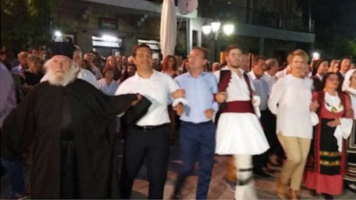 Ο Τσίπρας χορεύει παραδοσιακούς χορούς στο Αθαμάνιο Άρτας 