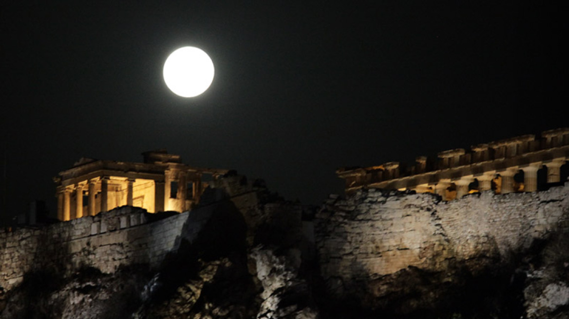 «Μαγικές» εικόνες με το ολόγιομο φεγγάρι πάνω από την Ακρόπολη