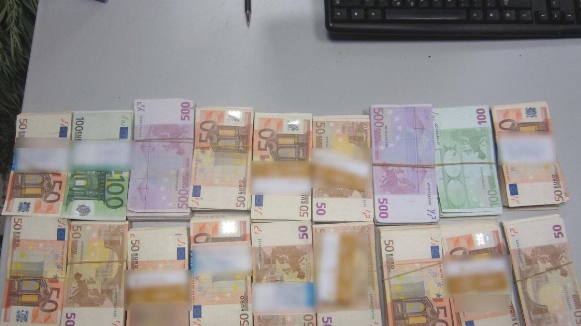 Λάρισα: Επιπλοποιός-έμπορος ναρκωτικών έκρυβε 131.000 ευρώ στο σπίτι του