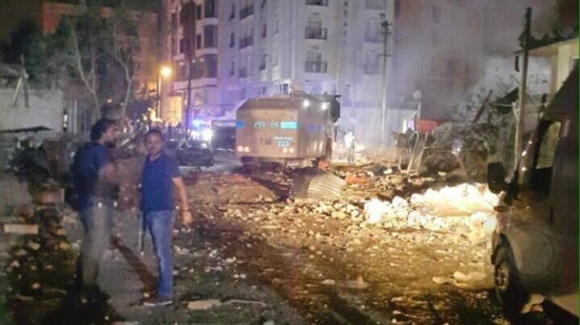 Τουρκία: Τρεις νεκροί και 40 τραυματίες σε έκρηξη παγιδευμένου αυτοκινήτου 