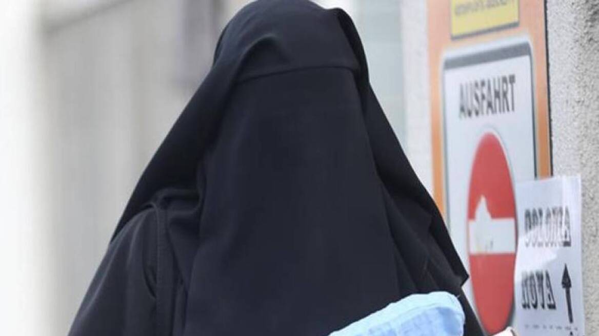 Μέρκελ: Γυναίκα με μπούρκα έχει λίγες πιθανότητες να ενσωματωθεί στην κοινωνία μας