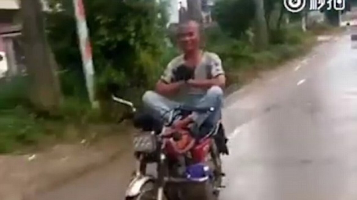 Απίστευτο βίντεο: Οδηγεί μοτοσικλέτα ενώ κάνει... διαλογισμό στη σέλα