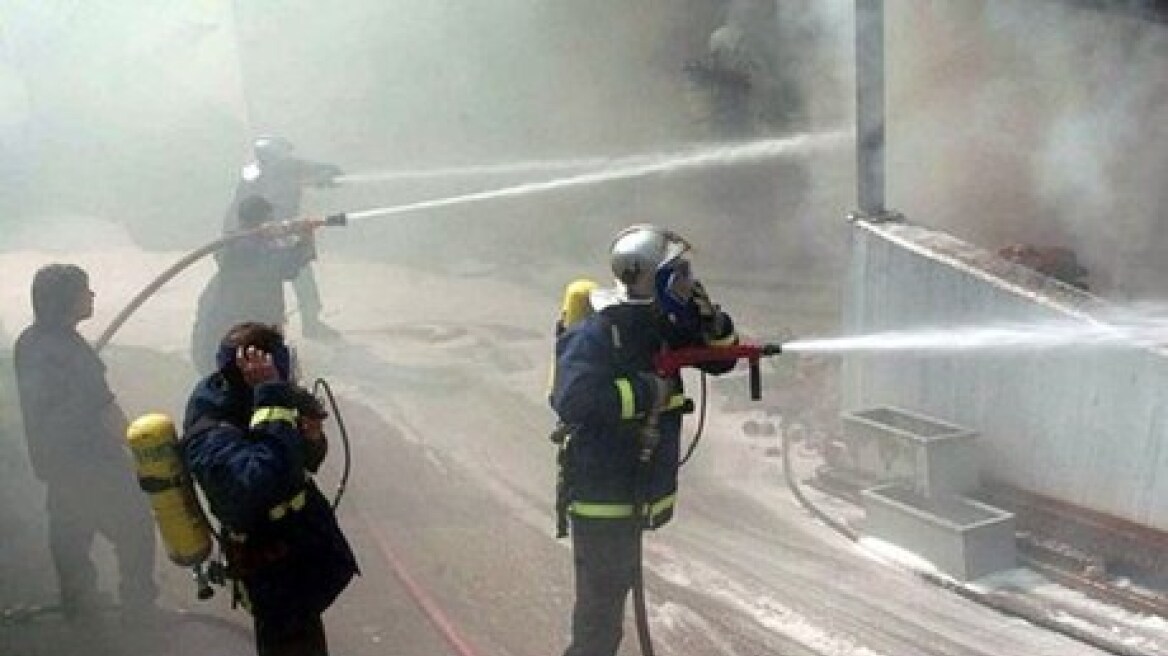 Μαίνεται η φωτιά στην αποθήκη στη Βάρης Κορωπίου 