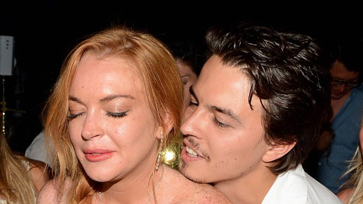 Lindsay Lohan: Ποζάρει με το μονόπετρο που της χάρισε ο Egor Tarabasov