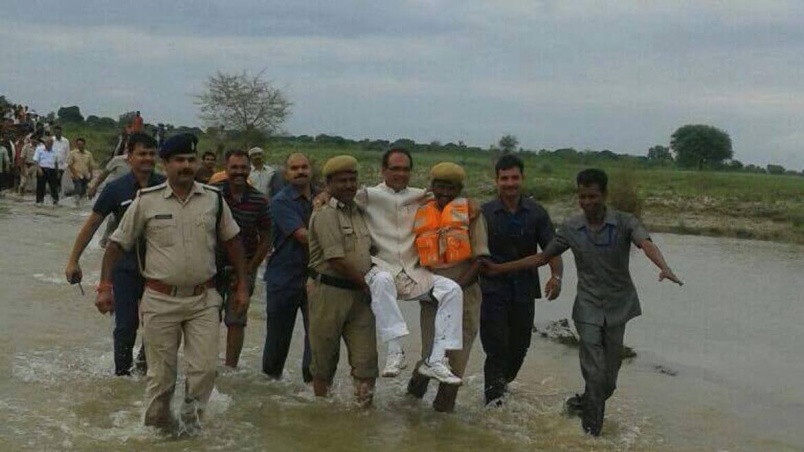 «Ρόμπα» έγινε Ινδός πολιτικός που μεταφέρθηκε στα χέρια από αστυνομικούς για να μη λερωθεί!