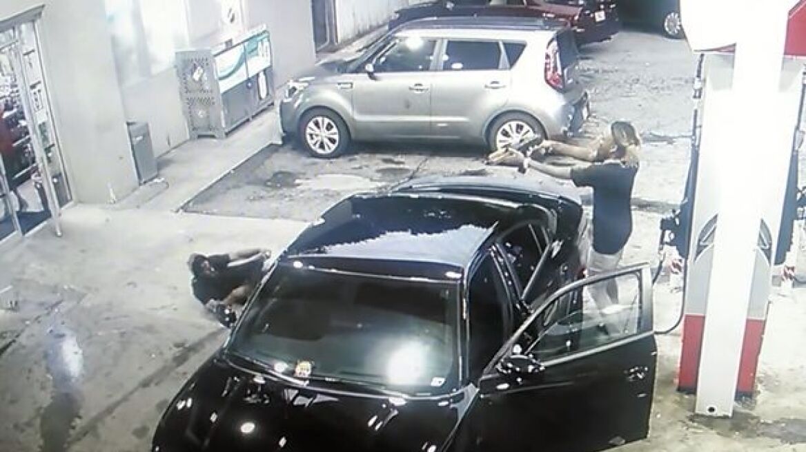 «Φαρ ουεστ» σε βενζινάδικο στην Ατλάντα: Αυτοκίνητο έγινε «σουρωτήρι» από τις σφαίρες