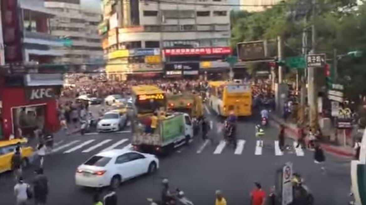Βίντεο: Δείτε τι συμβαίνει στην Ταϊβάν όταν εμφανίζεται ένα Pokemon στο δρόμο