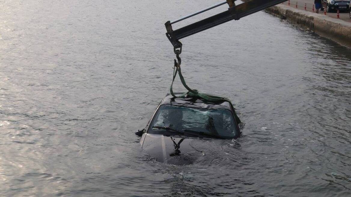 Φωτογραφίες: Αυτοκίνητο με πέντε επιβάτες επέσε στο λιμάνι του Αργοστολίου