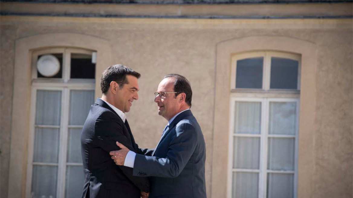 Φωτογραφίες από το Παρίσι: Η αγκαλιά του Ολάντ στον Τσίπρα και ο... ανεμιστήρας
