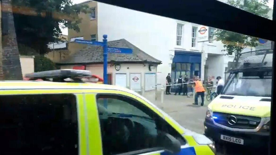 Λονδίνο: Άνδρας μαχαιρώθηκε στον ηλεκτρικό - Αποκλεισμένος ο σταθμός του Μπάρνσμπερι