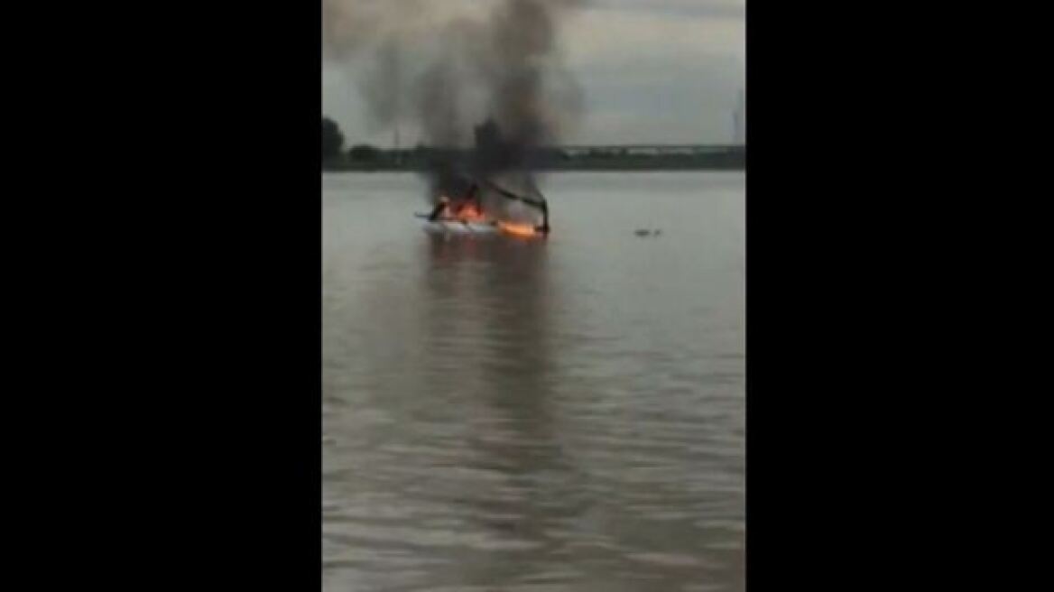 Βίντεο: Ελικόπτερο συντρίβεται σε ποταμό και τυλίγεται στις φλόγες