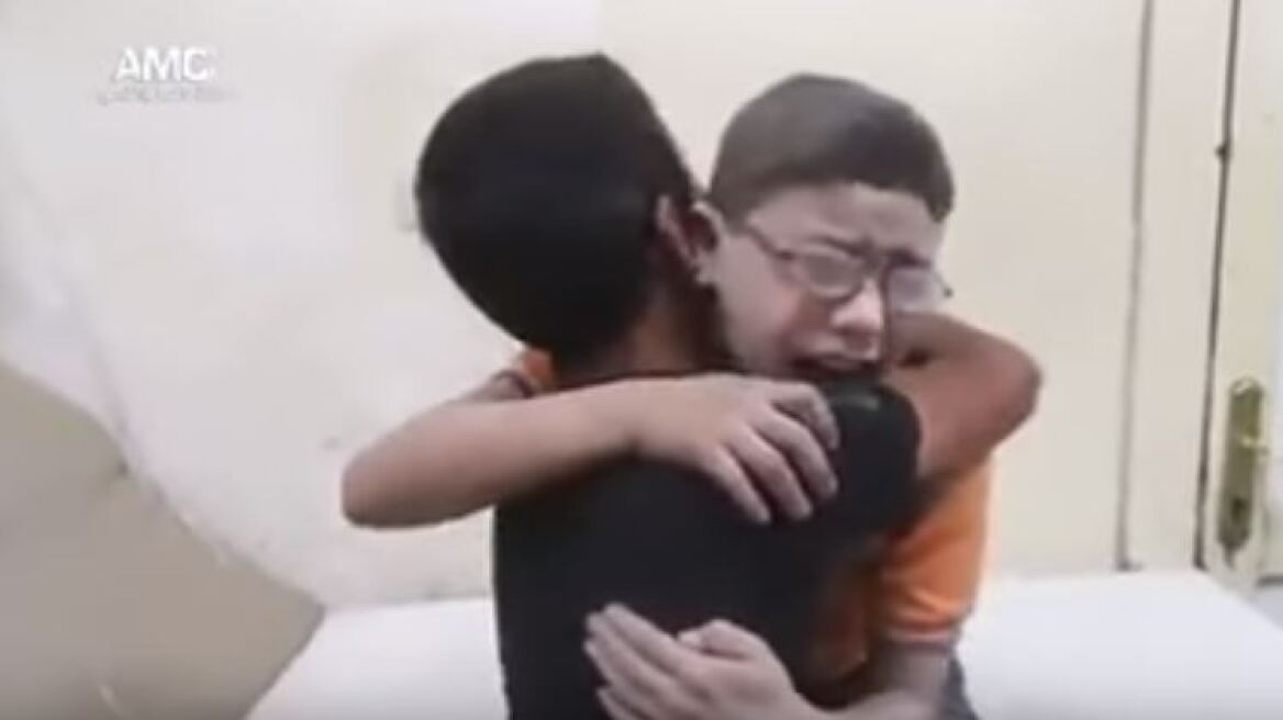 Ραγίζει καρδιές το κλάμα δύο αγοριών στο Χαλέπι για τον αδερφό τους που σκοτώθηκε από βόμβα