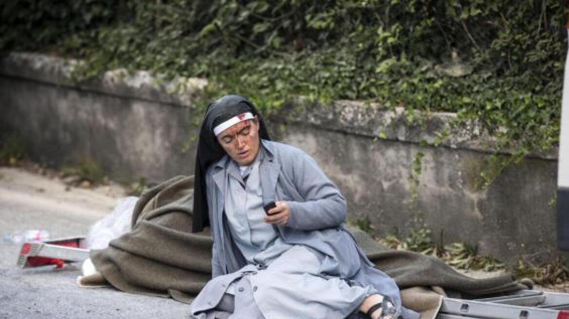 Σεισμός στην Ιταλία: Η εικόνα της τραυματισμένης καλόγριας που κάνει τον γύρο του κόσμου
