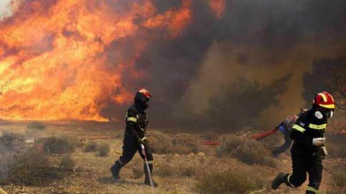 Χωρίς ενεργό μέτωπο η φωτιά στον Ασπρόπυργο - Σε ύφεση η πυρκαγιά στο Μενίδι