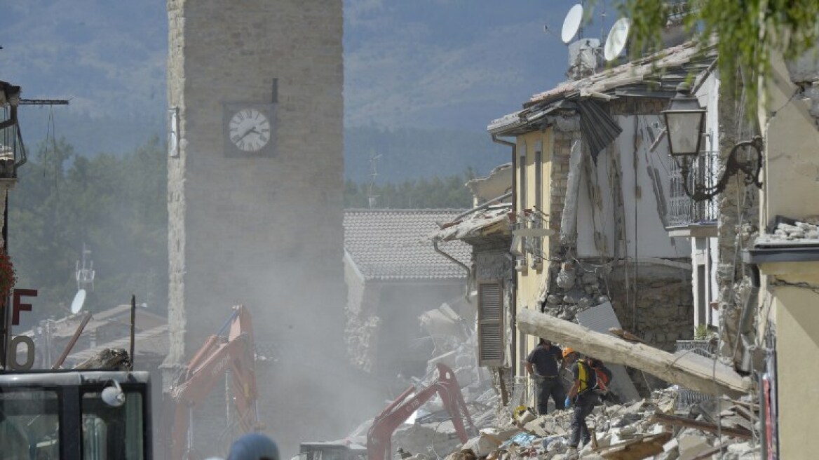 Ιταλία: Αφρικανοί πρόσφυγες σπεύδουν να βοηθήσουν τους σεισμόπληκτους