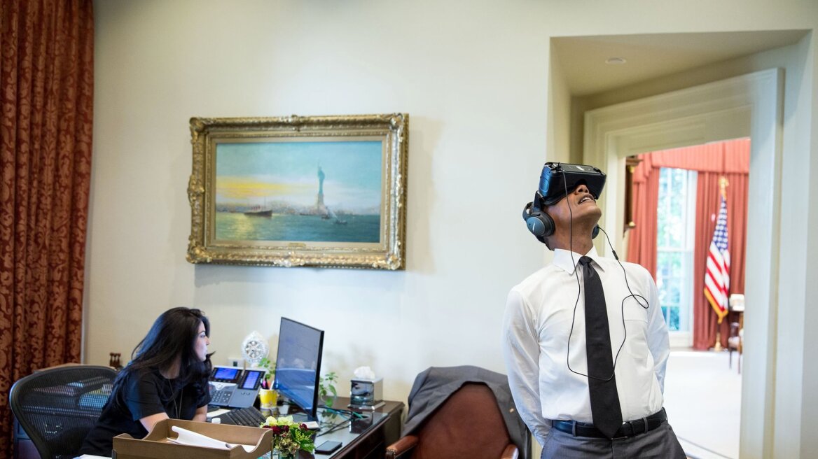 Δείτε τον Μπαράκ Ομπάμα να «παίζει» με την εικονική πραγματικότητα στο Λευκό Οίκο