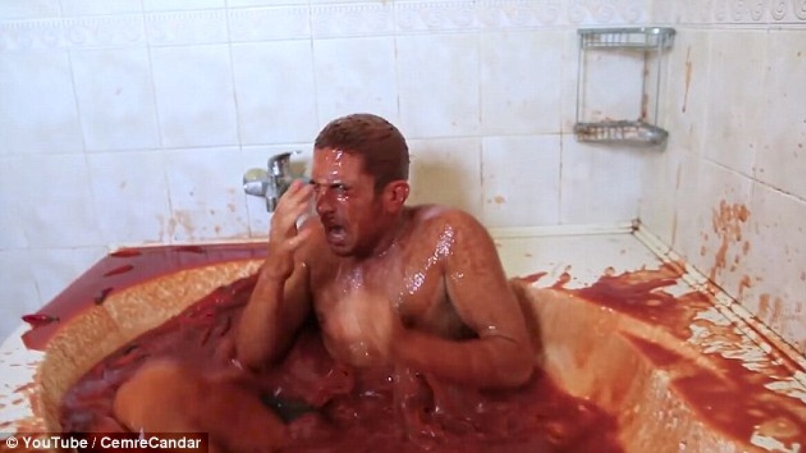 Viral βίντεο: Δείτε τι έπαθε όταν βούτηξε σε μια μπανιέρα με καυτερή σάλτσα τσίλι