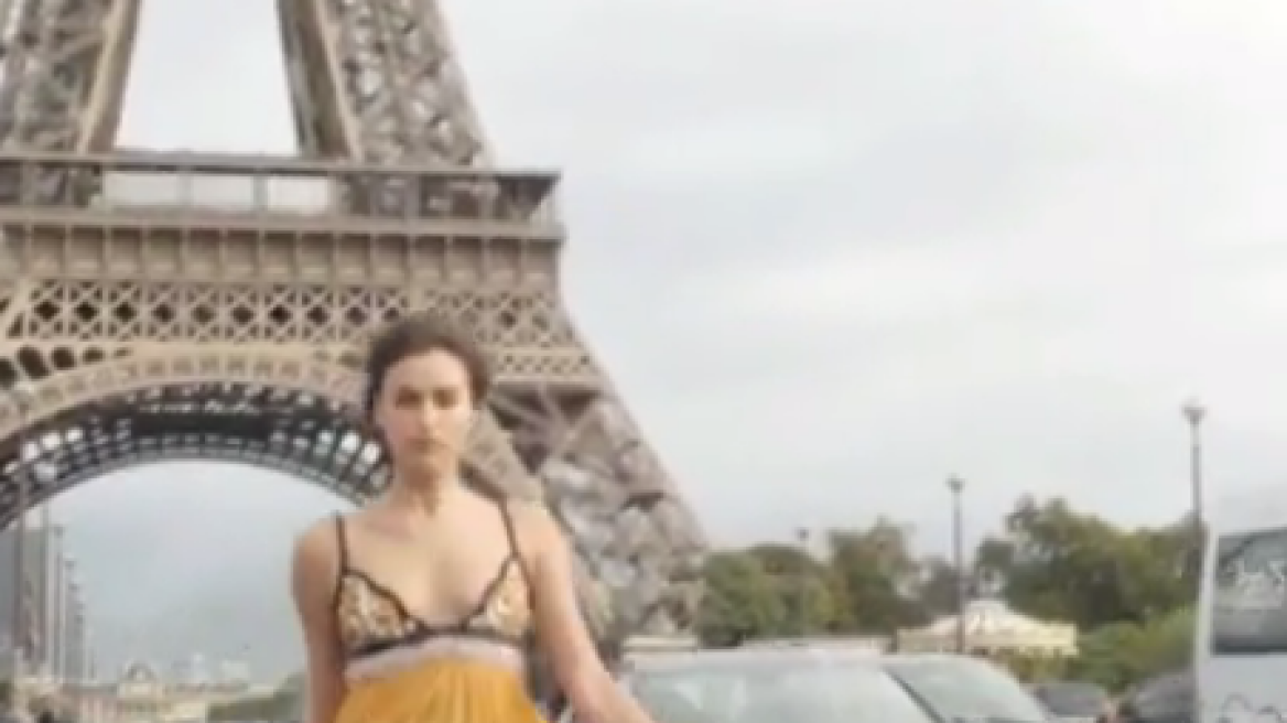 Irina Shayk: Δείτε την να κάνει πασαρέλα με φόντο τον πύργο του Άιφελ 