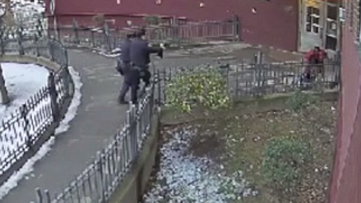 Αδιανόητο βίντεο: Αστυνομικοί πυροβολούν 16 φορές αφροαμερικανό που έχει παραδοθεί!