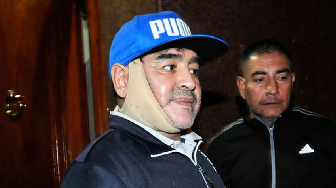 Diego Maradona: Με επίδεσμο στο πρόσωπο αποχωρεί από κλινική αισθητικών επεμβάσεων 