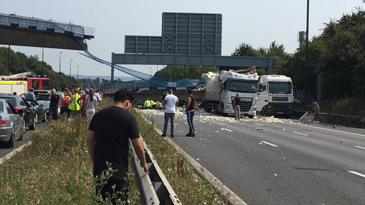 Βρετανία: Φορτηγό «γκρέμισε» γέφυρα πάνω σε αυτοκινητόδρομο