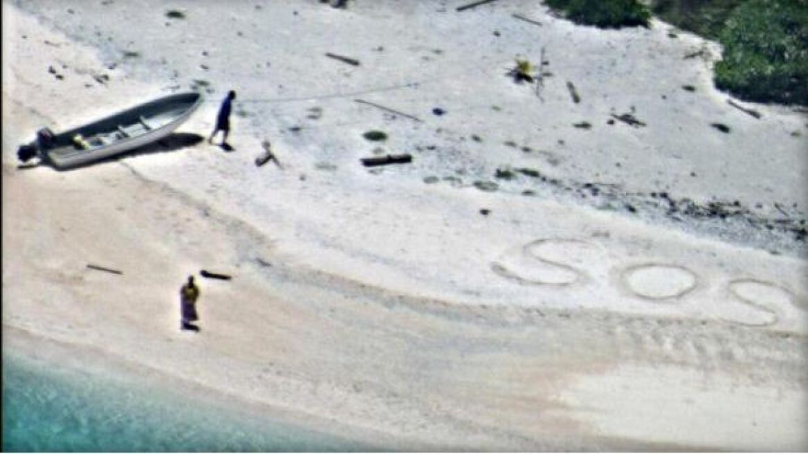  Μικρονησία: Ζευγάρι ναυαγών έγραψαν «SOS» στην άμμο και σώθηκαν!