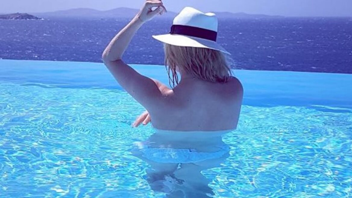 Sexy ‘Viking Queen’ Lagertha in her hat…only in Greece (hot photos)