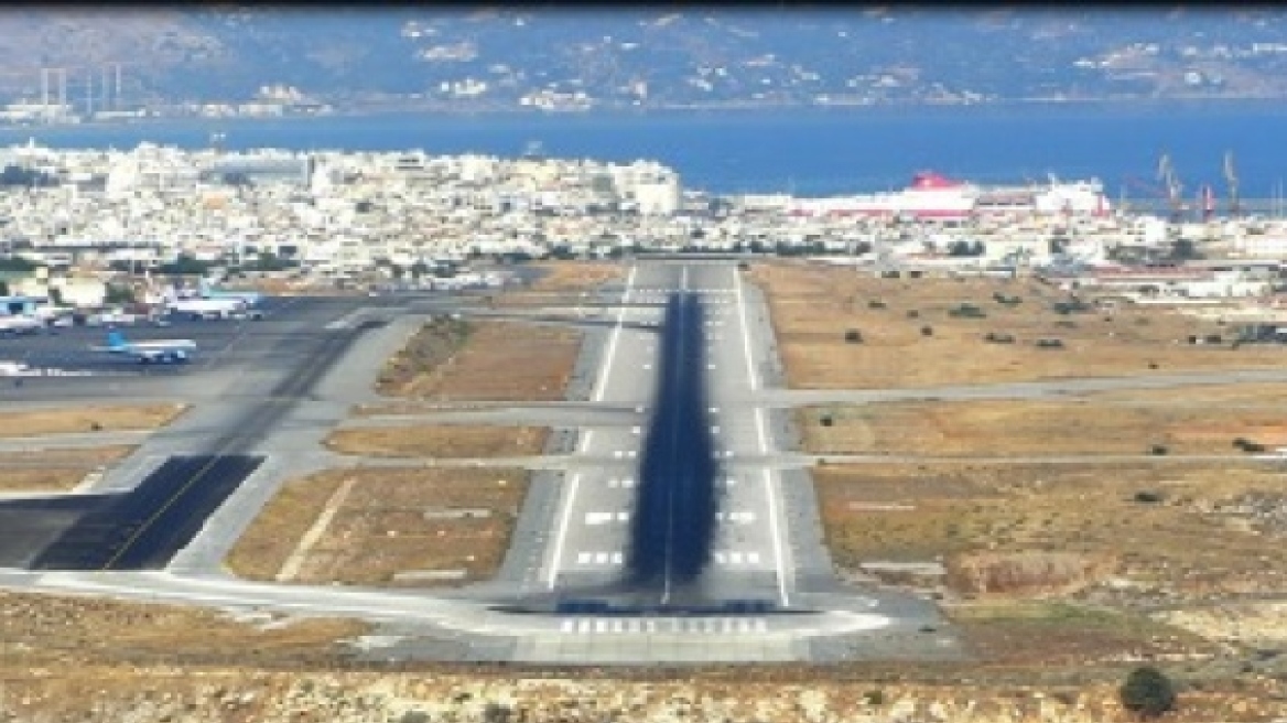 Θρίλερ στο Ηράκλειο: Διαρροή σε αεροσκάφος «έκλεισε» το αεροδρόμιο