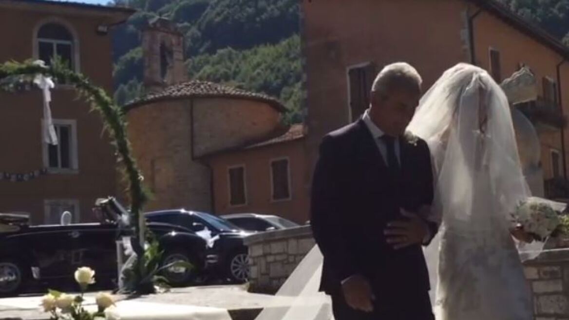 Ιταλία: Παντρεύτηκαν πάνω στα ερείπια που άφησε ο σεισμός