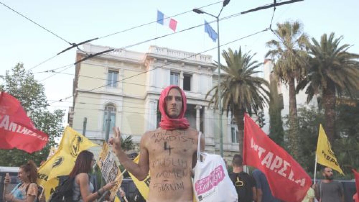 Φωτογραφίες: Φόρεσε... μπουρκίνι, γδύθηκε και διαμαρτυρήθηκε στη γαλλική πρεσβεία