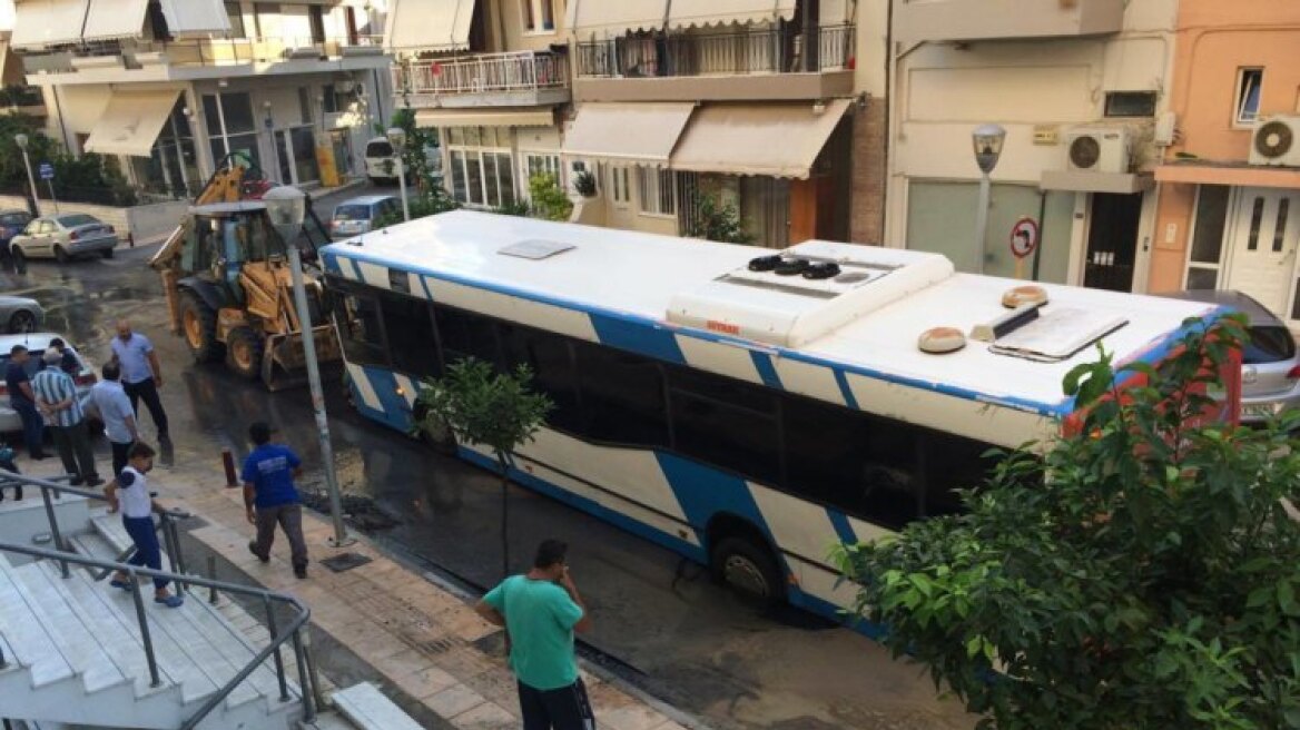 Απίστευτο περιστατικό στην Κρήτη: Άνοιξε τρύπα στο δρόμο και... βούλιαξε λεωφορείο 