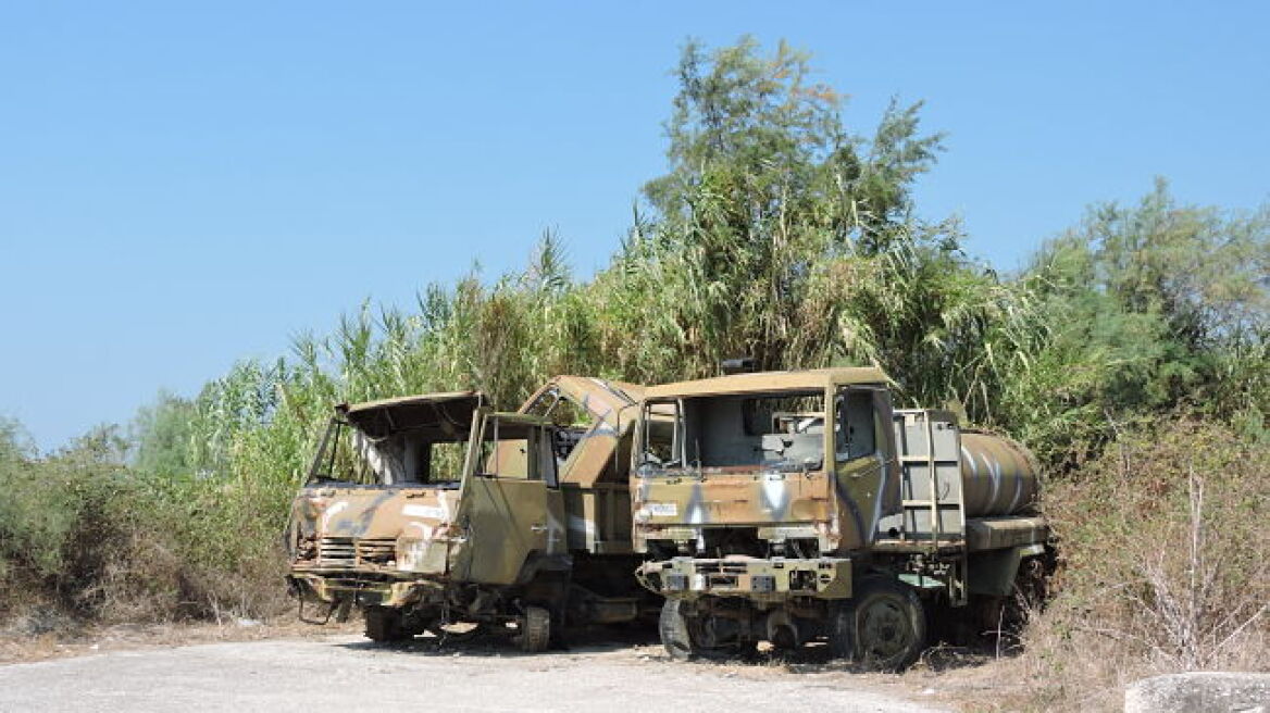Στα «σκουπίδια» δύο στρατιωτικά φορτηγά στην Άρτα