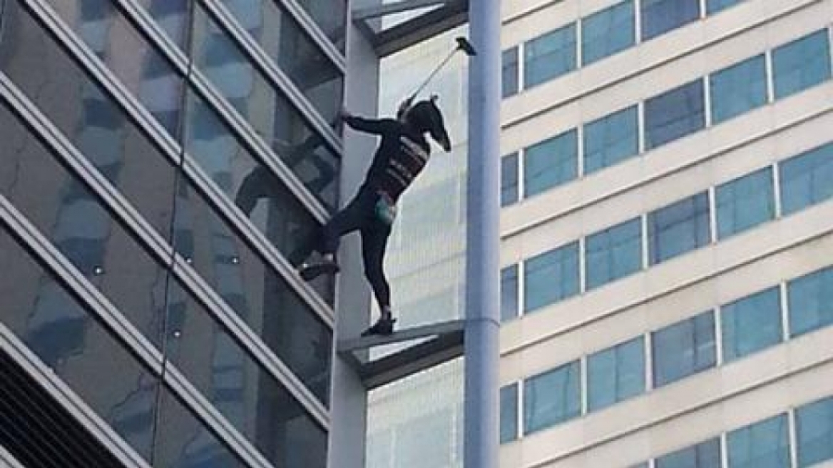 Βίντεο: Ο Γάλλος «Σπάιντερμαν» σκαρφάλωσε σε ουρανοξύστη 185 μέτρων