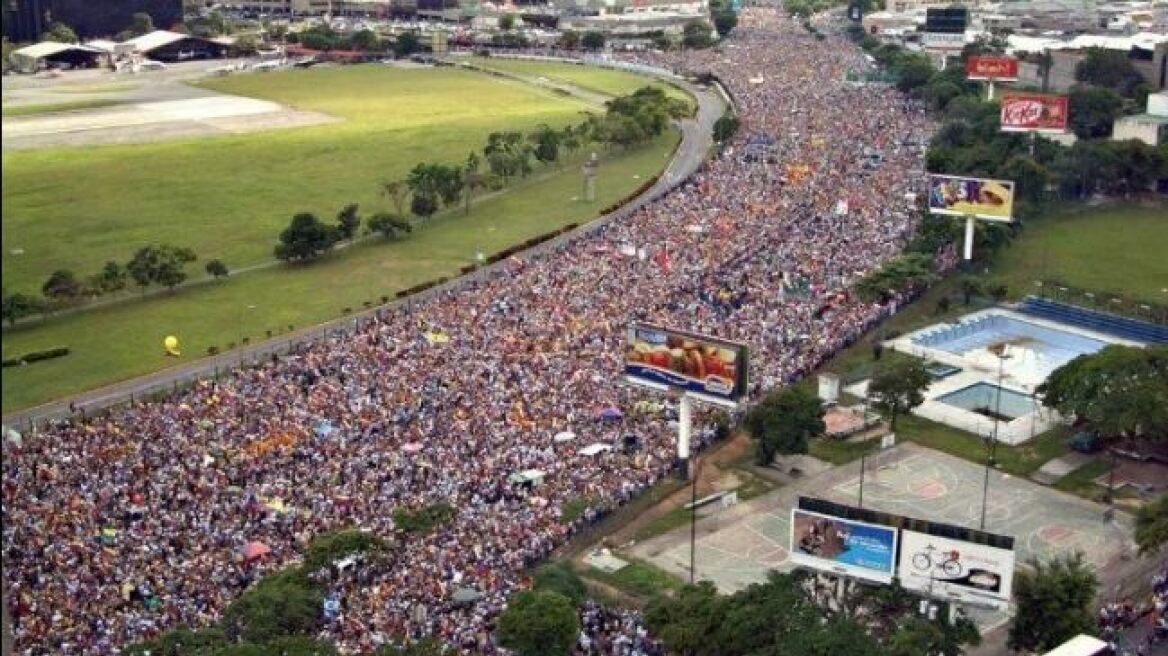 Στα πρόθυρα εμφυλίου και η Βενεζουέλα: Χιλιάδες διαδηλωτές  κατά του Μαδούρο