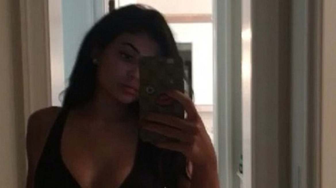 H Kylie Jenner  «σπάει» το Instagram, φορώντας μόνο τα εσώρουχά της 