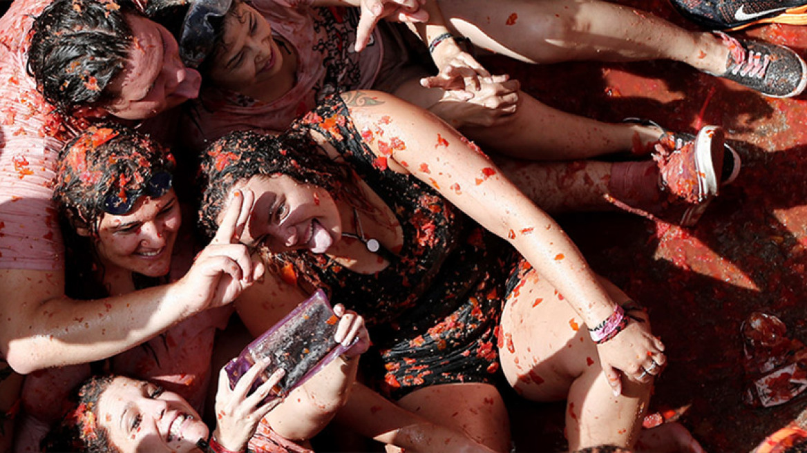 Η Βαλένθια βάφτηκε στα κόκκινα: Χαμός στο φεστιβάλ ντομάτας!