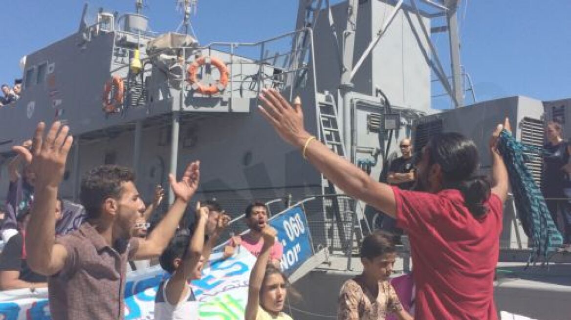 Μετανάστες σε Χίο και Μυτιλήνη διαμαρτύρονται για τον εγκλωβισμό τους