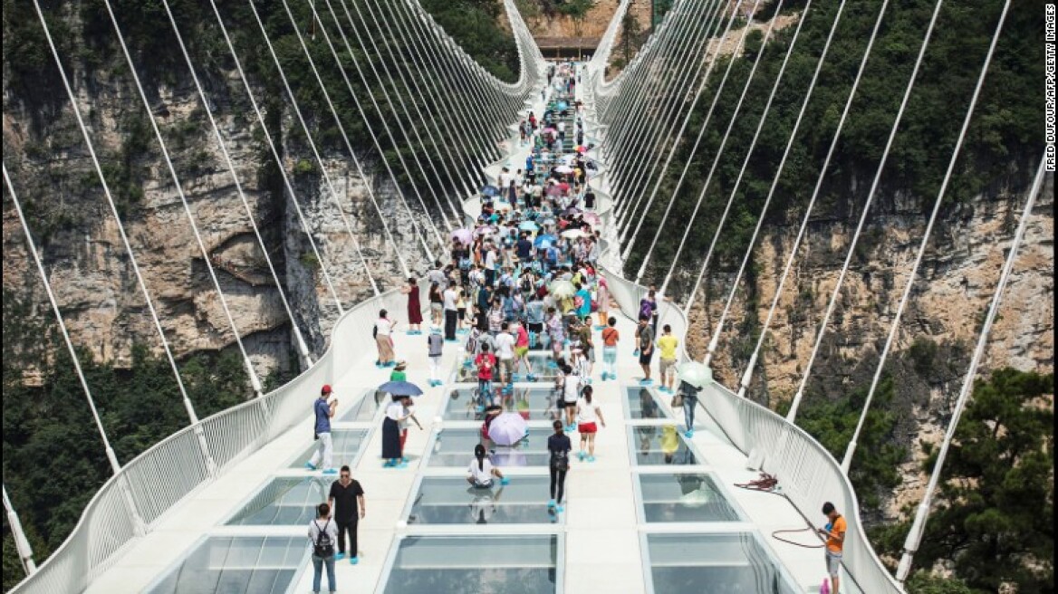 Εκλεισε πριν καλά-καλά ανοίξει η μεγαλύτερη γυάλινη γέφυρα του κόσμου