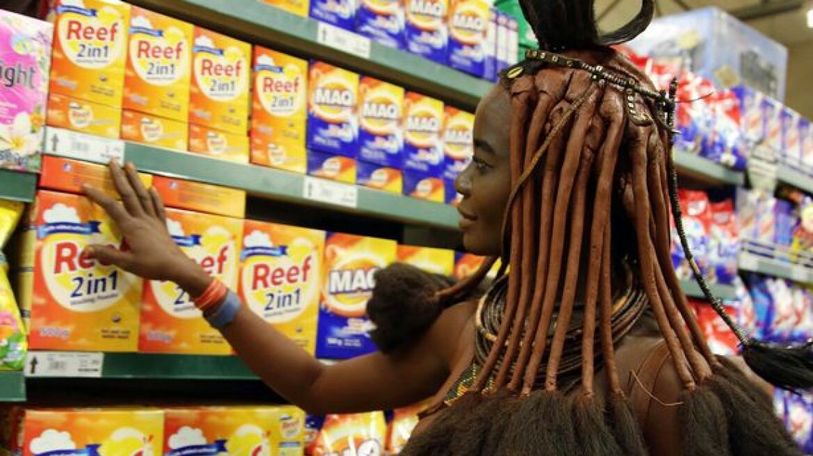 Δείτε πώς πηγαίνουν στο σούπερ μάρκετ οι γυναίκες στη Ναμίμπια