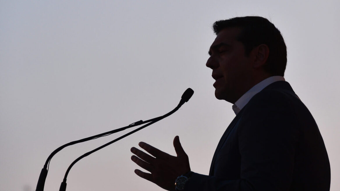 Politico: «Ο Τσίπρας δεν μπορεί να παράξει αποτελέσματα, αλλά στο βάθρο είναι ασταμάτητος»