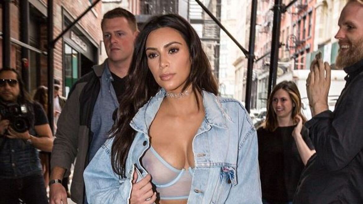 Η Kim Kardashian ξαναχτυπά: Βγήκε στους δρόμους με το σουτιέν και... διαφανείς μπότες