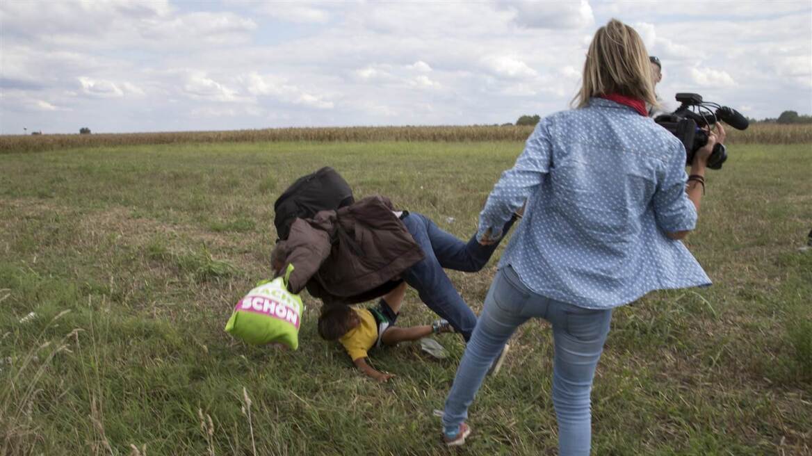Ουγγαρία: Ασκήθηκε δίωξη εις βάρος της εικονολήπτριας που κλώτσησε πρόσφυγες