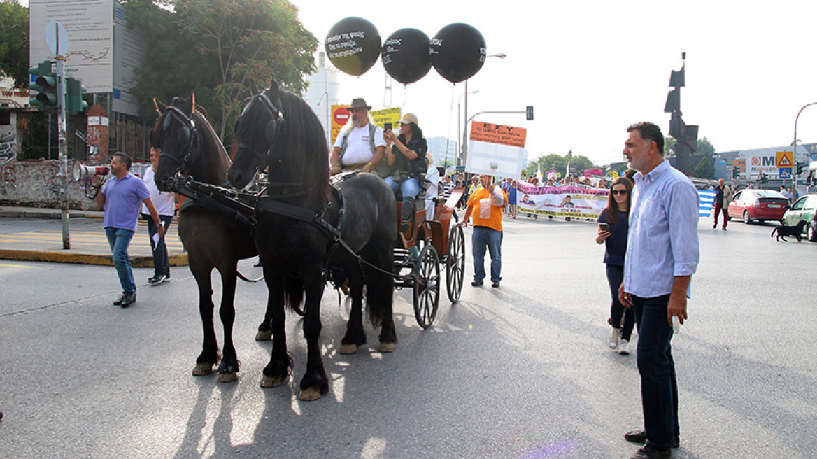 Θεσσαλονίκη: Με μαύρα άλογα για την απαξίωση του ΕΣΥ οι εργαζόμενοι στα νοσοκομεία