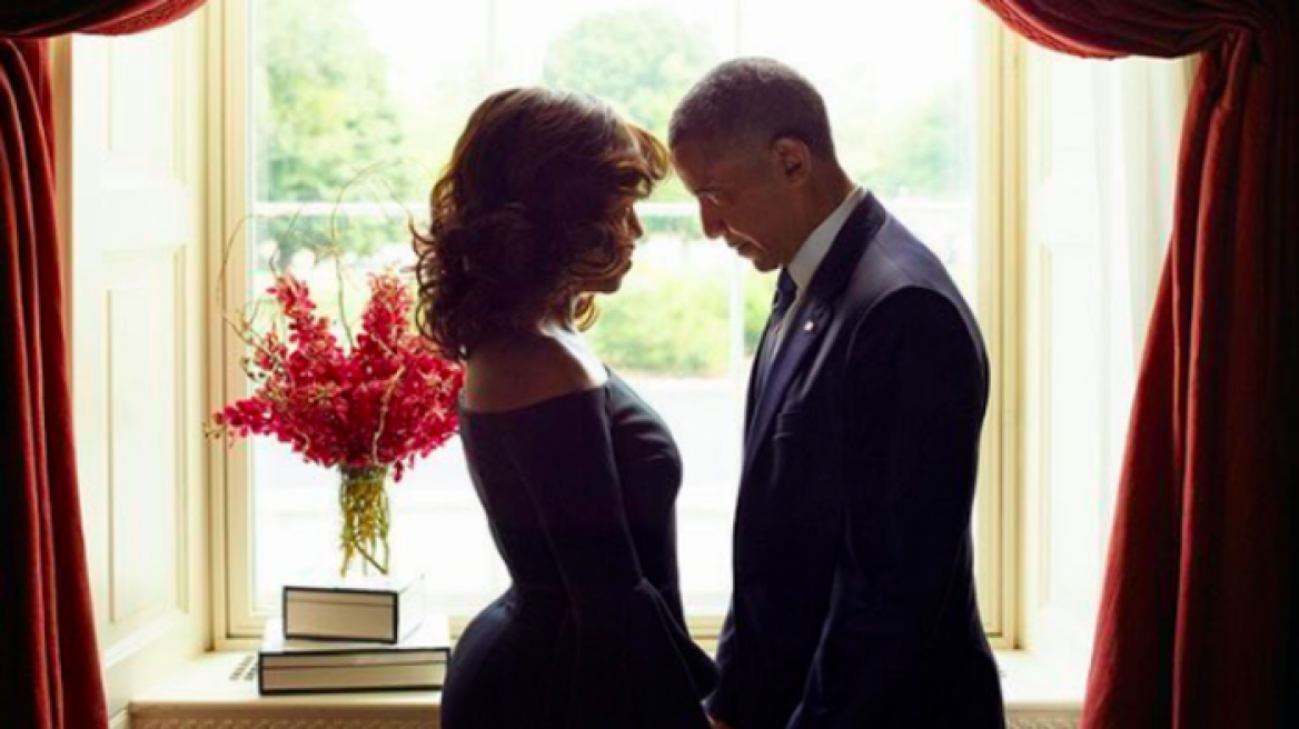 Χαμός με τις καμπύλες της Μισέλ στη viral φωτογραφία του ζεύγους Ομπάμα