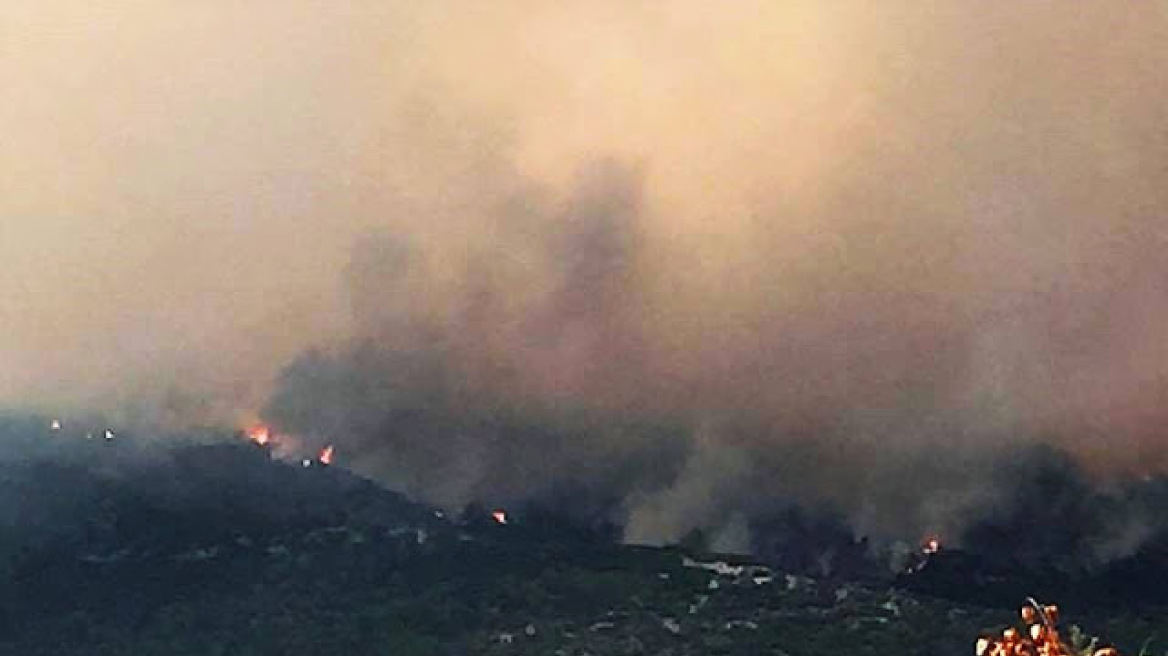 Κόλαση φωτιάς στη Θάσο: Κάηκαν σπίτια, απειλούνται χωριά