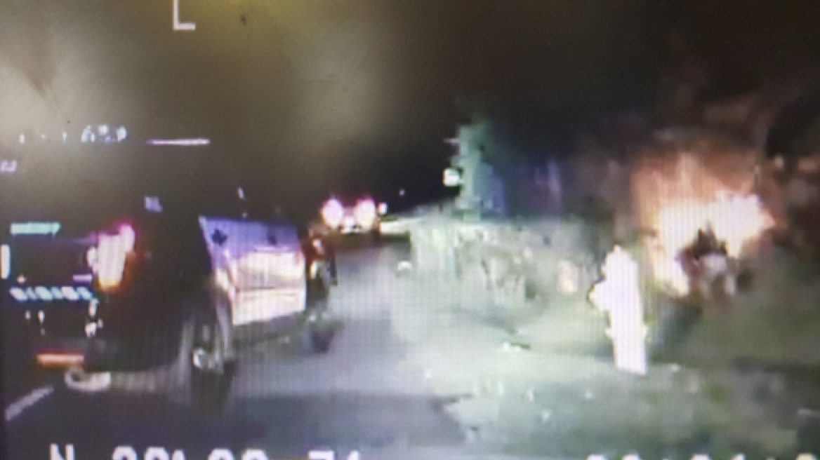 Δραματικό βίντεο: Αστυνομικοί βγάζουν από φλεγόμενο αυτοκίνητο μητέρα με δύο παιδιά