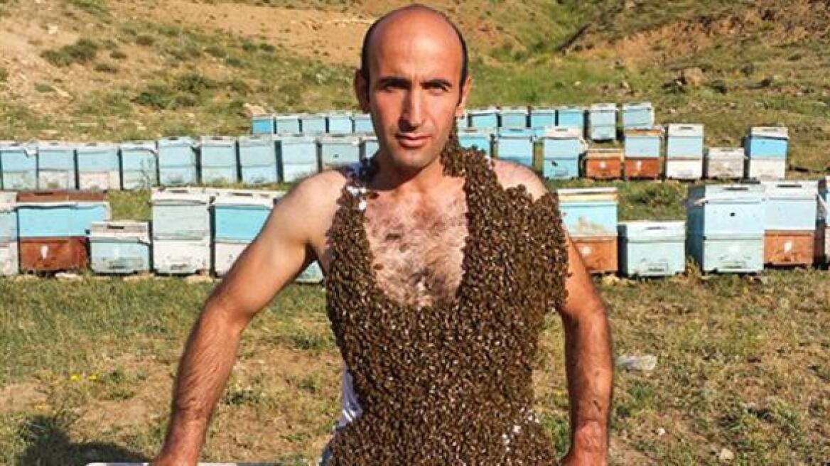 Τούρκος μελισσοκόμος θέλει να καλύψει το σώμα του με εκατομμύρια μέλισσες