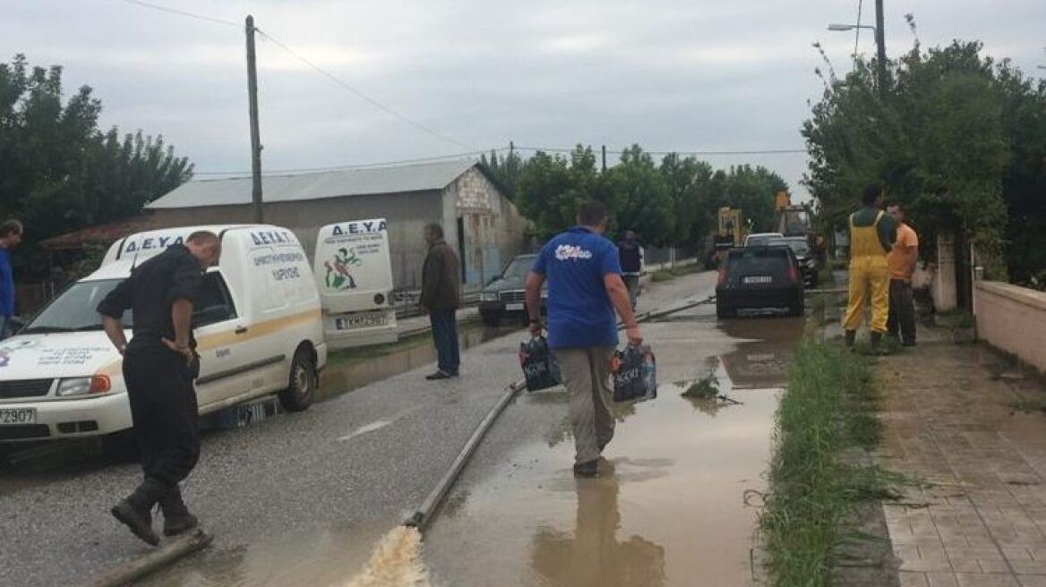 Τρίκαλα: Σύροι πρόσφυγες και εθελοντές μοίρασαν εμφιαλωμένα νερά στους πλημμυροπαθείς